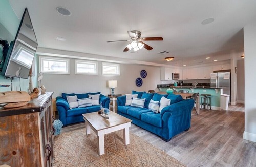 Central Mission Beach Apartment | Panoramic rooftop deck with bayside and ocean views. 3 Bedrooms, 3.5 Baths.