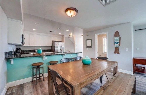 Central Mission Beach Apartment | Panoramic rooftop deck with bayside and ocean views. 3 Bedrooms, 3.5 Baths.