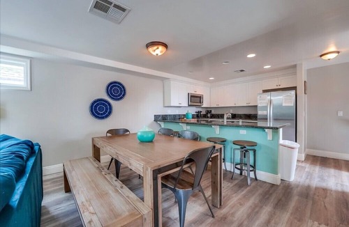 Central Mission Beach Apartment | Panoramic rooftop deck with bayside and ocean views. 3 Bedrooms, 3.5 Baths.
