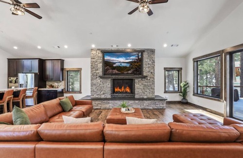 Pioneer Trail House | Paradise on Pioneer - Pool Table + Fire Pit + Luxury