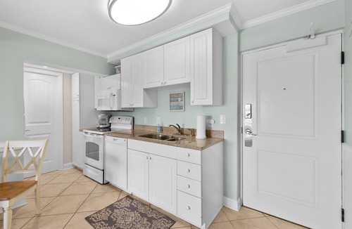 North Litchfield Beach Condo | Pawleys Poolside at Litchfield Resort