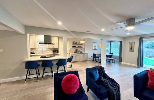 Northgate House | Paxton House 3 bedr 2 bath walk to Discovery Park & Aftershock Yard Grill Garage