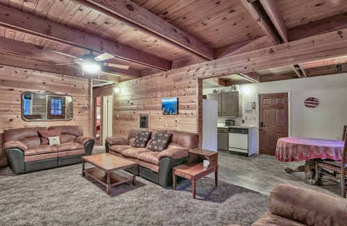 North Upper Truckee Cabin | Peaceful near golf, hiking, Tahoe Paradise Park Play in Tahoe-Dog Friendly