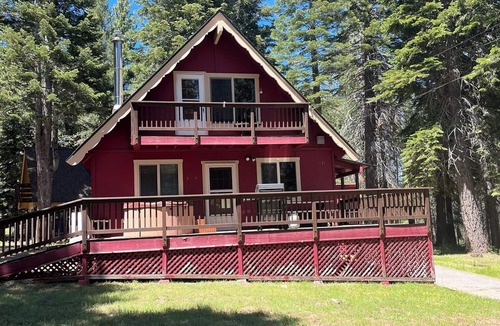 North Upper Truckee Cabin | Peaceful near golf, hiking, Tahoe Paradise Park Play in Tahoe-Dog Friendly