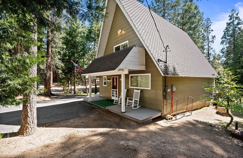 Sierra Cedars Cabin | Peaceful Shaver Lake Cabin w/Loft & Creek View
