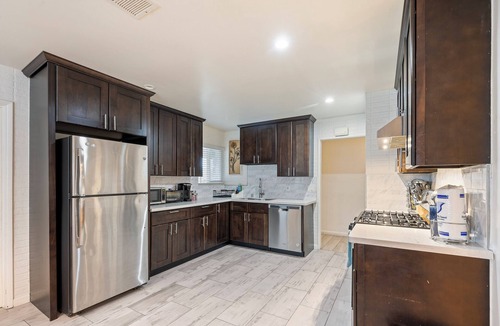 Hayward House | Peaceful Single Floor Home. BBALL Hoop . 4 TVs. Wifi. SF Bay Area