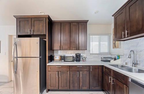 Hayward House | Peaceful Single Floor Home. BBALL Hoop . 4 TVs. Wifi. SF Bay Area