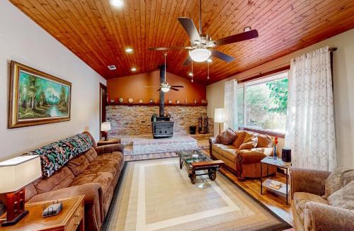 Jamestown House | Peppermint Falls Hideaway