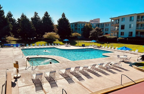 Bay Area Condo | Pet-friendly 2 bdrm condo with waterviews, near shops & transp., w/pool & gym