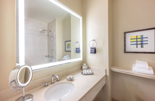 Redwood Shores Hotel | Pet-friendly, 3 x Two Double Water View Room at Grand Bay San Francisco Hotel