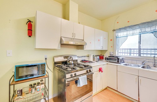 Silver Lake Apartment | Pet-Friendly Los Angeles Duplex ~ 2 Mi to Dtwn!