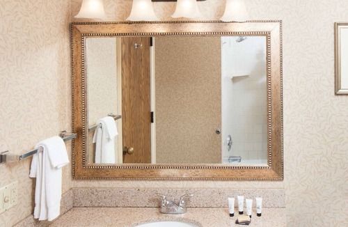 Downtown Hotel | Pet-Friendly Room Ideal for Travelers Exploring Scenic Arcata Bay & Sequoia Zoo