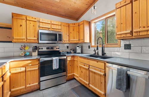 Spring Valley Cabin | Pikes Peak Family Cabin: Hot Tub, Arcade, BBQ & EV Charging. Sleeps 6.