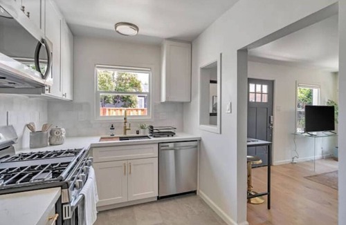 Livermore House | Pink Door, Livermore! Queen Bed - 0.5 Miles to downtown