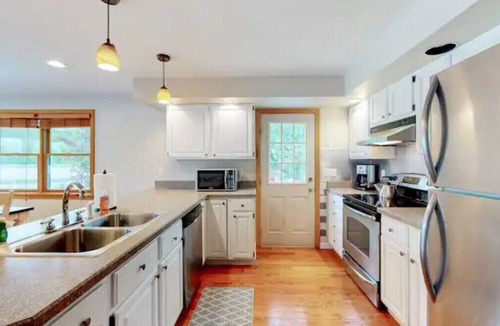 Hubbardton House | Play Golf Year-Round, Lake Bomoseen Lakefront w/Trackman Golf Simulator!