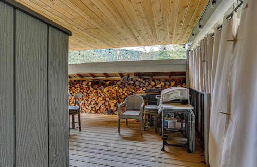 Douglas City House | Pool & Dual Decks! Modern Trinity River Retreat