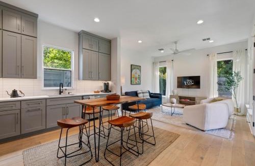Austin House | Pool & Sauna 2 Homes for Groups Sleeps 14