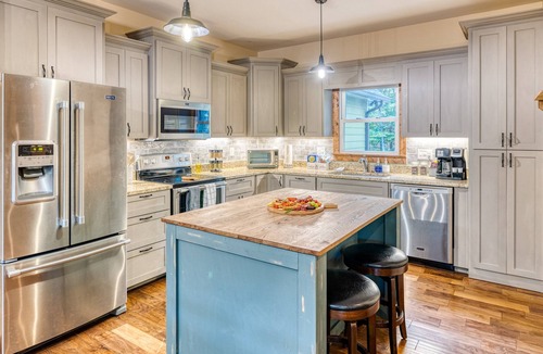 Foxfire Estates Cabin | POOL, sleeps 18, theater, hot tub, gameroom, & 5 min to downtown