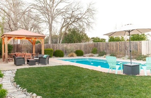 Columbia House | Pool (w/opt. fence) + 4BR + En Route to Lassen