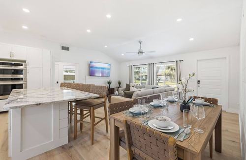Southgate House | Poolside Paradise with Brand New Spa & Saltwater Pool – Minutes to Siesta Key