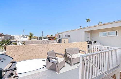Balboa Peninsula House | Popular Newport Dream Vacation Home | Rear Upstairs Unit w/AC! | Flanked by Ocean & Harbor
