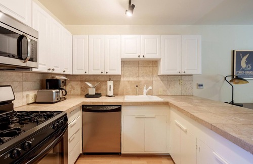 University South Apartment | Premium Palo Alto 1BR w/Patio, close to Restaurants, by Blueground