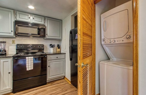 Pigeon Forge Condo | Prime Location・Pet Friendly・Pool・Grill・Sleeps 8