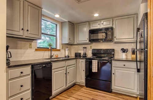 Pigeon Forge Condo | Prime Location・Pet Friendly・Pool・Grill・Sleeps 8