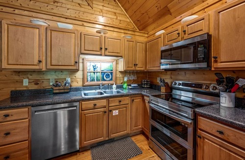 Sevierville Cabin | Prime Location/Pool/HotTub/Pool Table/Fast WiFi