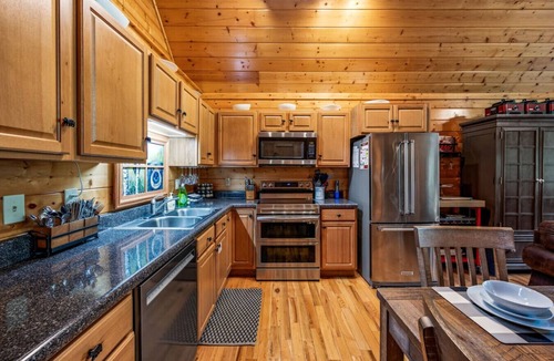 Sevierville Cabin | Prime Location/Pool/HotTub/Pool Table/Fast WiFi