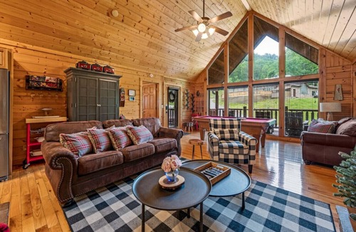Sevierville Cabin | Prime Location/Pool/HotTub/Pool Table/Fast WiFi