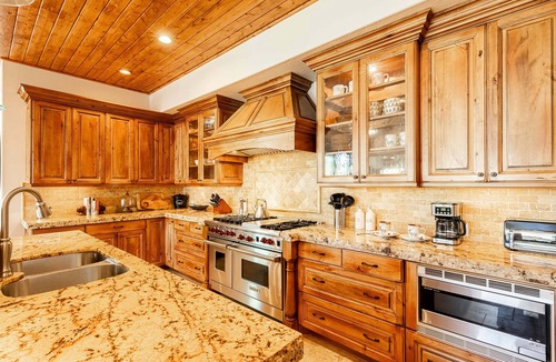Deer Valley House | Pristine Mountain Home. Perfect for Families - Hot Tub, Media Room & Elevator
