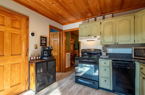 Sevierville House | Private and Secluded Pet friendly cabin in the Smokies! 2bed/2bath