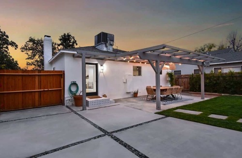 Valley Glen House | Private Backyard Retreat · 3BR Near Universal