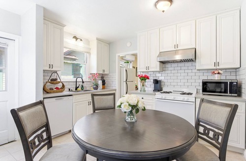 Pasadena Apartment | Private Detached Bungalow in Prime Pasadena King Bed Peaceful & Central!