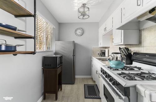 Riviera - Westchester Apartment | Private Downtown Guesthouse-Westchester Retreat