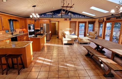 Earlville House | Private INDOOR HEATED POOL + Hot Tub + Game Room - Family Friendly