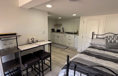 Taylors Apartment | Private/Modern Cozy studio near GSP airport &BMW