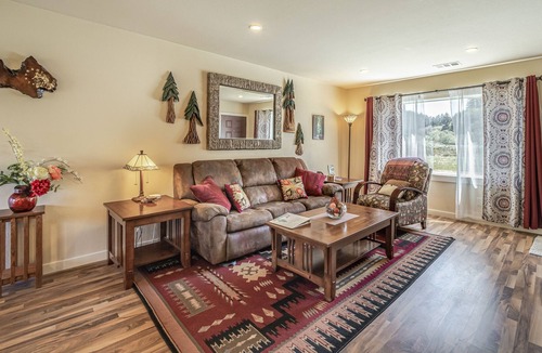 Orick House | Quaint Retreat Near Town w/ Gas Grill, Deck & Free WiFi - State Parks Nearby