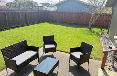 Eureka House | Quiet 2BR Garage Yard EV Charger – Eureka