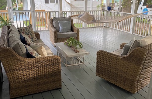 Southport House | Quiet 3 bedroom + Bunkhouse, Screened Porch, 2 Blocks to Waterfront