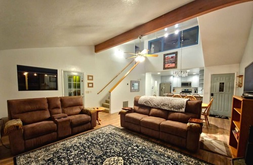 Kachina Village House | Quiet Hilltop Cabin ~AC! ~Forest Views! Fire Table!