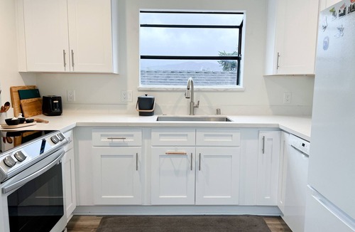 Baywood Park House | Quiet, spacious, light-filled home near the bay and nature trails