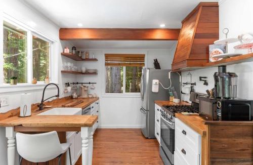 Rio Nido House | Redwood Cabin with Hot Tub Canyon View and Dogs OK