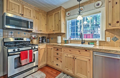 Guerneville Cabin | Redwoods Cabin w/Hot Tub: Walk to Russian River!