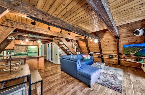 Christmas Valley Cabin | Reindeer A Frame with Hot tub & Sauna, Pet Friendly fall discounts in place