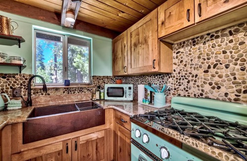 Christmas Valley Cabin | Reindeer A Frame with Hot tub & Sauna, Pet Friendly fall discounts in place