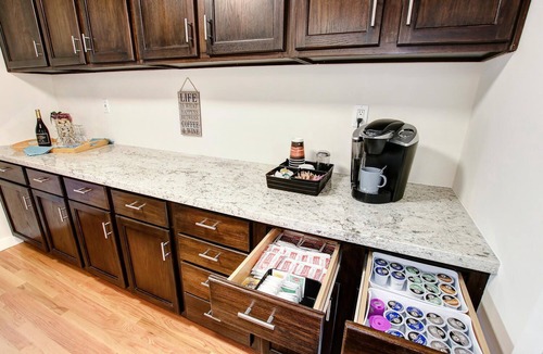 Citrus Heights House | Relaxing getaway with pool, outdoor bar, putting green and pool table
