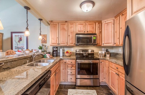 Mammoth Lakes Condo | Remodeled Beautiful Cabin, Gas Grill. Near The Village & Trails, Complex Pool