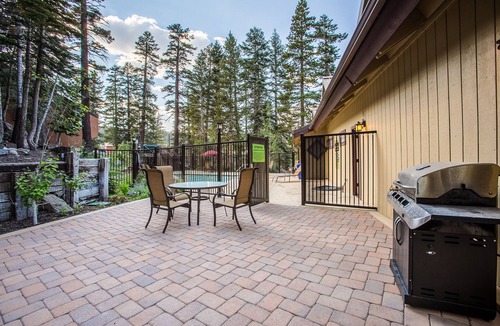 Mammoth Lakes Condo | Remodeled Beautiful Cabin, Gas Grill. Near The Village & Trails, Complex Pool